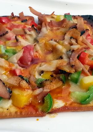 A picture of Ham And Pepper Cracker Pizza.