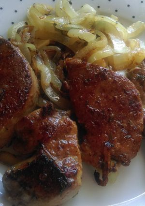 A picture of Fried lambs liver and onions.