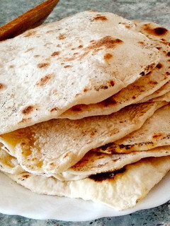 Una foto de Pan indio (sin levadura y a la sartén 🤤)