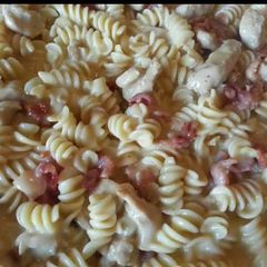 A picture of Creamy chicken and bacon pasta.
