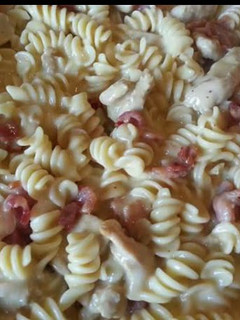 A picture of Creamy chicken and bacon pasta.