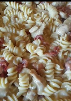A picture of Creamy chicken and bacon pasta.