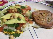 Una foto de ensalada de garbanzos pescado