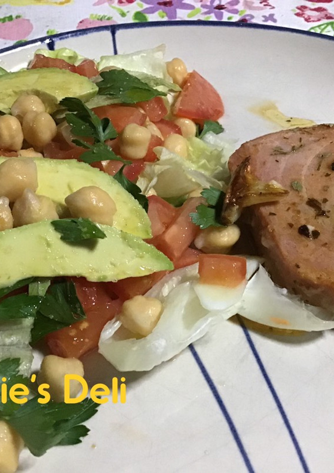 Una foto de Atún y ensalada de garbanzo