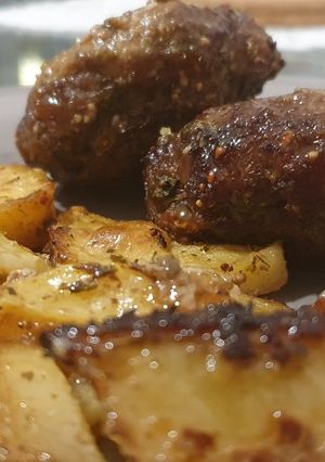 Φωτογραφία της συνταγής Μπιφτέκια με λεμονάτες πατάτες στον φούρνο