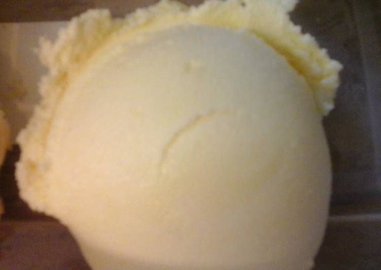 Vanilla ice cream from Andrew James recipe book 👅