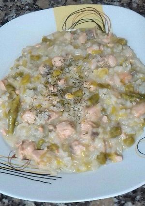 Foto principal de Risotto de salmón y espárragos trigueros