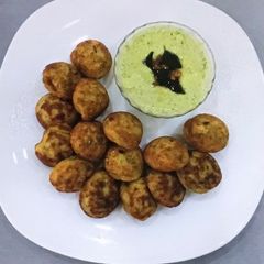 A picture of Bajari Appe (Pearl Millet Snack) with Coconut Chutney.