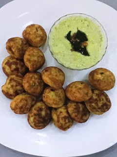 A picture of Bajari Appe (Pearl Millet Snack) with Coconut Chutney.