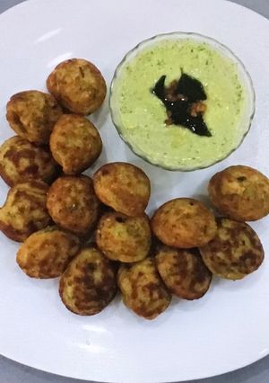 A picture of Bajari Appe (Pearl Millet Snack) with Coconut Chutney.