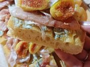 Una foto di prosciutto crudo affettato