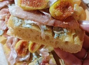 Foto di Focaccia con gorgonzola, prosciutto crudo, fichi e miele 🍯