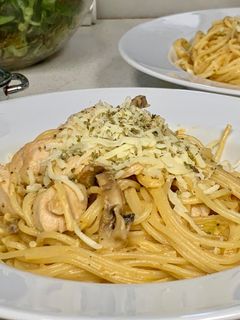 Una foto de Espaguetis con pollo, champi y sobrasada