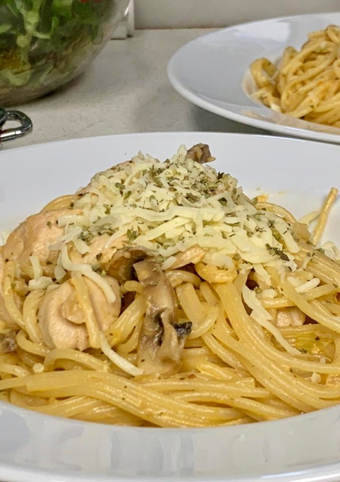 Una foto de Espaguetis con pollo, champi y sobrasada