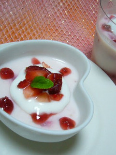 A picture of Strawberry Milk Jello.