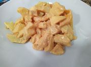 Una foto de ensalada de surimi salsa rosa