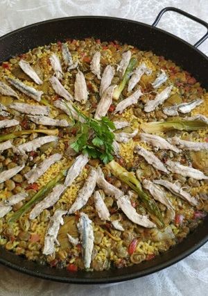Una foto de Paella huertana de boquerones, habas, alcachofa y ajos tiernos