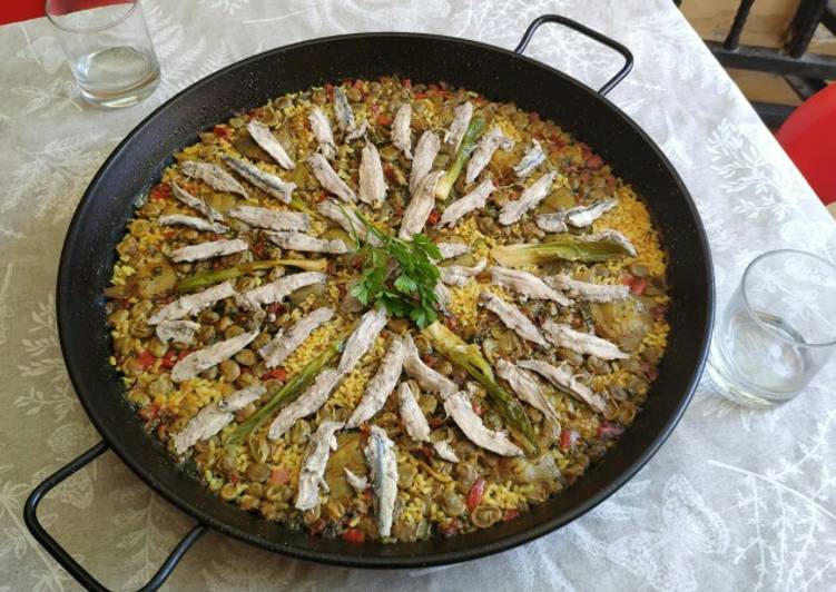 Paella huertana de boquerones, habas, alcachofa y ajos tiernos