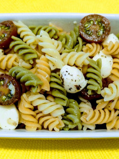 Una foto de Ensalada de pasta a la caprese