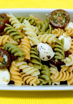 Una foto de Ensalada de pasta a la caprese