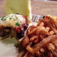 A picture of Winaford's Pizza Burger.