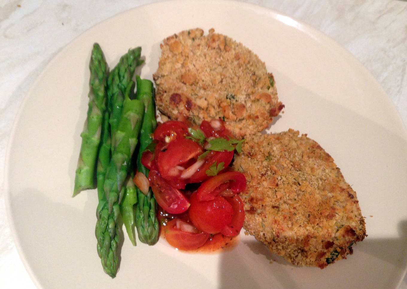 Salmon fishcakes and salsa