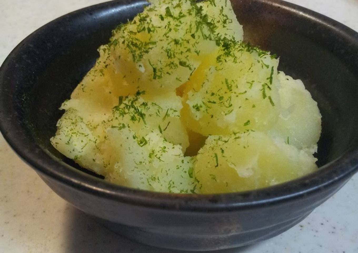 Simple and delicious boiled potatoes