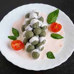Palline all'ortica su crema all'acqua di pomodoro al basilico-レシピのメイン写真