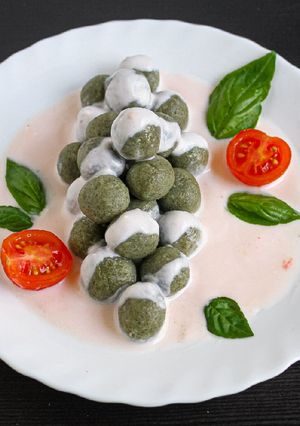 Foto di Palline all'ortica su crema all'acqua di pomodoro al basilico