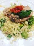 Pollo con pomodorini su letto di cous cous e fave