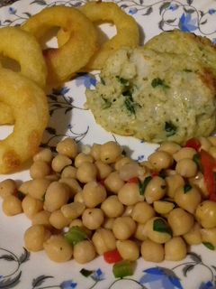 Una foto de Garbanzos de la tía Arlinda con tortitas de brócoli y coliflor