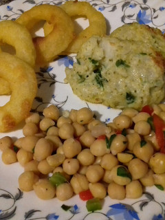Una foto de Garbanzos de la tía Arlinda con tortitas de brócoli y coliflor