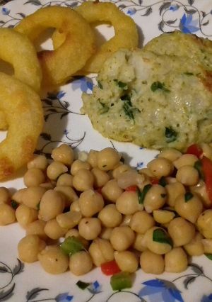 Una foto de Garbanzos de la tía Arlinda con tortitas de brócoli y coliflor
