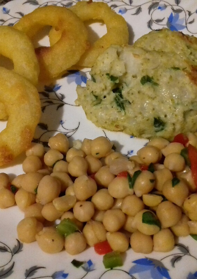 Una foto de Garbanzos de la tía Arlinda con tortitas de brócoli y coliflor