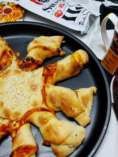 A picture of Twisted pizza with tomato and cheese filling.