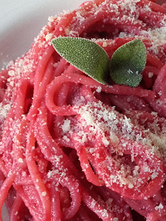 Una foto de Spaghetti con Crema de Remolacha y Yogurt