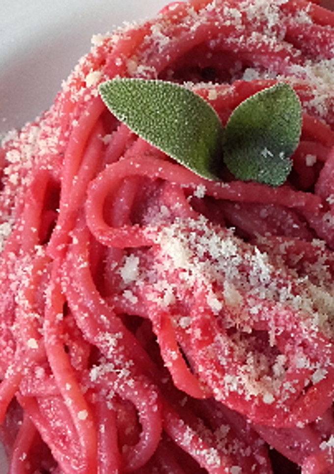 Una foto de Spaghetti con Crema de Remolacha y Yogurt