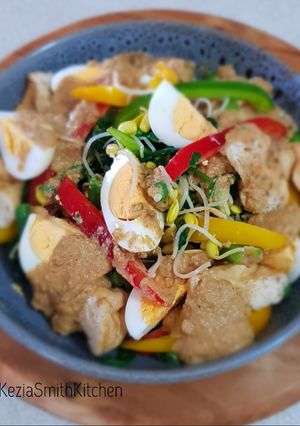 A picture of Mixed Vegetable Salad with Peanut Sauce.