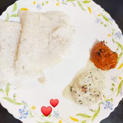 A picture of Neer Dosa with tomato chutney.