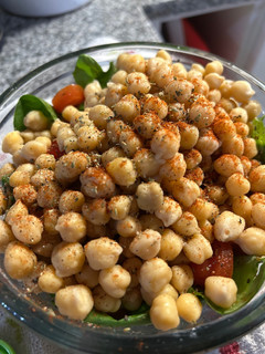 Una foto de Ensalada de espinaca, tomate y garbanzos!