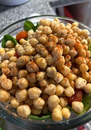 Una foto de Ensalada de espinaca, tomate y garbanzos!