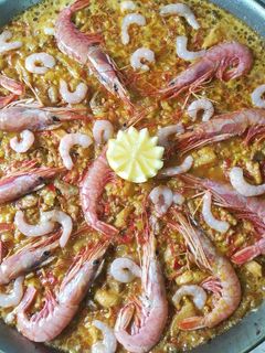 Una foto de Paella carne y marisco