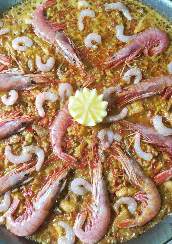 Una foto de Paella carne y marisco