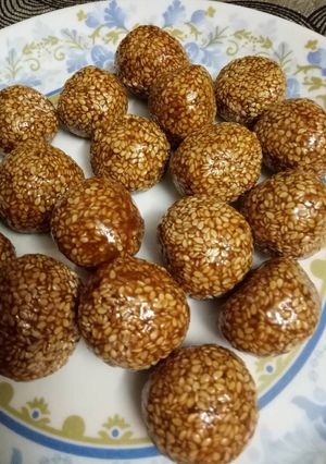 A picture of Til ke laddu.