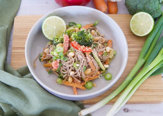 Sobanudeln mit Gemüse und Erdnusssauce