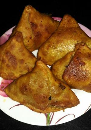 A picture of Aloo samosa.