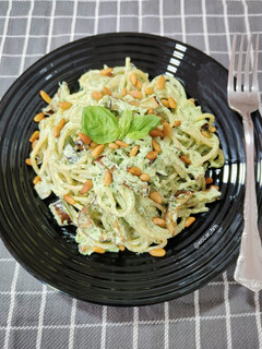Una foto de Spaghetti a la crema de burrata y albahaca con berenjena frita y piñones