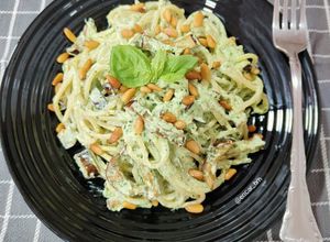 Una foto de Spaghetti a la crema de burrata y albahaca con berenjena frita y piñones