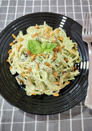 Una foto de Spaghetti a la crema de burrata y albahaca con berenjena frita y piñones