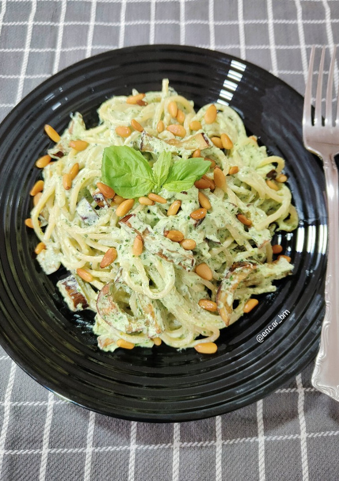 Una foto de Spaghetti a la crema de burrata y albahaca con berenjena frita y piñones